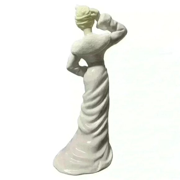 Pretty porcelain lady statuette - Picture 3 of 8